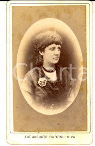 Fotografia d epoca originale 1881 RIVA DEL GARDA Ritratto di donna con rosa sul petto  Foto BARONI CDV 1