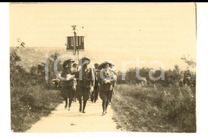 Fotografia d epoca originale 1923 REDIPUGLIA Bersaglieri verso inaugurazione Cimitero Invitti Foto 8x6 cm 1