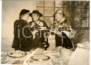 Fotografia d epoca originale 1951 HANNOVER Nozze Ernst di HANNOVER  Ortrud von Schleswig  Dame al rinfresco 1