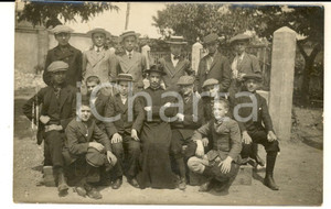 Fotografia d epoca originale 1920 ca ITALIA Ritratto di un sacerdote tra i suoi collegiali Foto cartolina 1