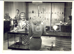 Fotografia d epoca originale 1937 CINEMA Gli uomini non sono ingrati  Isa POLA e Gino CERVI in negozio Foto 1