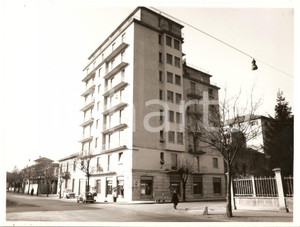 Fotografia d epoca originale 1975 ca VOGHERA PV Palazzo e bar con televisione e jukebox Foto 24x18 cm 1