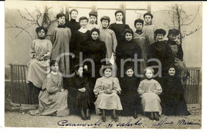 Fotografia d epoca originale 1908 PIEMONTE Un gruppo di giovani donne  Foto cartolina CURIOSA VINTAGE 1