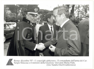 Fotografia d epoca originale 1997 ROMA Stretta di mano tra Sergio SIRACUSA e Giovanni Maria FLICK Foto 24x17 1