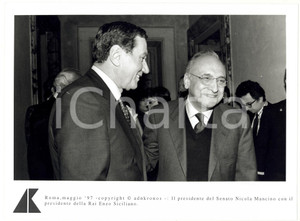 Fotografia d epoca originale 1997 ROMA Nicola MANCINO scherza con Enzo SICILIANO presidente RAI Foto 24x17 1