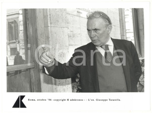 Fotografia d epoca originale 1996 ROMA On. Giuseppe TATARELLA rilascia dichiarazione ai giornalisti  FOTO 1