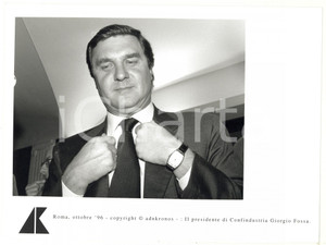 Fotografia d epoca originale 1996 ROMA Giorgio FOSSA presidente di CONFINDUSTRIA sistema la giacca FOTO 24x17 1