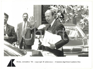 Fotografia d epoca originale 1996 ROMA Il ministro Lamberto DINI saluta i giornalisti Foto 24x17 cm 1