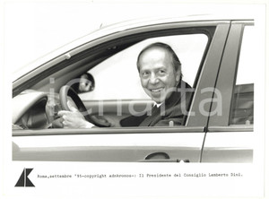 Fotografia d epoca originale 1995 ROMA Lamberto DINI alla guida di un auto scherza con i giornalisti  FOTO 1