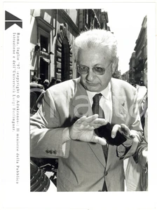 Fotografia d epoca originale 1997 ROMA Ministro Luigi BERLINGUER regge un telefono cellulare  Foto 17x24 cm 1