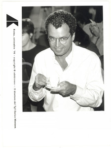 Fotografia d epoca originale 1996 ROMA  MEDIASET Enrico MENTANA direttore TG5 beve un caffÃ¨  Foto 17x24 1