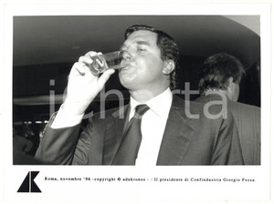 Fotografia d epoca originale 1997 ROMA Giorgio FOSSA presidente di CONFINDUSTRIA beve da un bicchiere  Foto 1