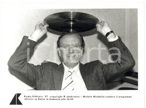 Fotografia d epoca originale 1997 ROMA  RAI TRE Elisir  Michele MIRABELLA gioca con un piatto per batteria 1