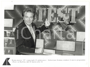 Fotografia d epoca originale 1997 ROMA  RAI UNO Sebastiano SOMMA conduce il programma TEST  Foto 24x17 1