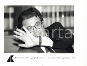 Fotografia d epoca originale 1996 ROMA Romano PRODI si ripara dai giornalisti  Foto 24x17 cm 1