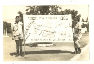 Fotografia d epoca originale 1966 ANGOLA Militari portoghesi con striscione goliardico celebrativo Foto 1