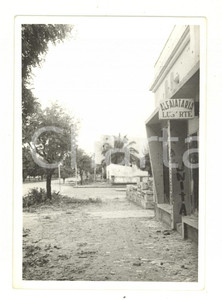 Fotografia d epoca originale 1960 ca LUQUEMBO ANGOLA Strada con sartoria abbandonata  Foto VINTAGE 9x12 cm 1