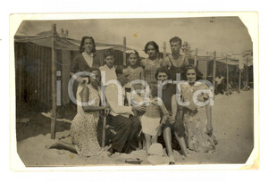 Fotografia d epoca originale 1940 ca PORTUGAL Ritratto di famiglia in spiaggia Foto cartolina VINTAGE 1