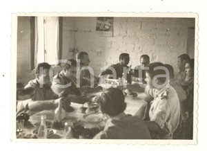 Fotografia d epoca originale 1965 PORTOGALLO Militari durante il pranzo di Pasqua  Fotografia 12x8 cm 1