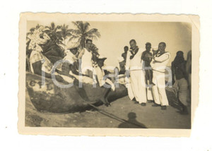 Fotografia d epoca originale 1938 LUANDA ANGOLA Marinai portoghesi tra gli indigeni  Foto VINTAGE 9x6 cm 1