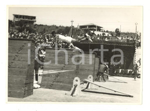 Fotografia d epoca originale 1960 ca LISBOA Policia de SeguranÃ§a PÃºblica  Dimostrazione atletica Foto 16x11 1