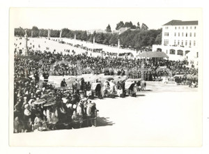 Fotografia d epoca originale 1960 ca LISBONA Folla in attesa per una Messa all aperto Foto VINTAGE 18x13 cm 1