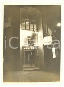 Fotografia d epoca originale 1970 ca LISBONA PORTUGAL Ingresso del CABARET MAXIME  Foto VINTAGE 18x24 1