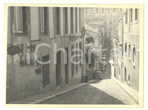 Fotografia d epoca originale 1970 ca LISBOA PORTUGAL Una strada del centro  Foto ARTISTICA 24x18 cm 1