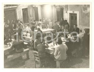 Fotografia d epoca originale 1970 ca LISBOA PORTUGAL Una sagra popolare in cortile  Foto VINTAGE 24x18 1