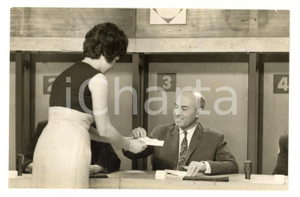 Fotografia d epoca originale 1963 TELEVISÃƒO PORTUGAL  PASSA PALAVRA  Un concorrente Foto 18x13 cm 1
