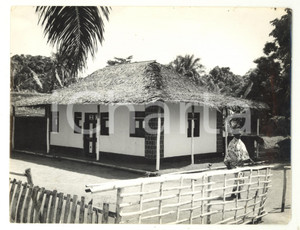 Fotografia d epoca originale 1970 ca CABINDA ANGOLA Un abitazione tradizionale Foto ANIMATA 24x18 1