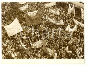 Fotografia d epoca originale 1976 MADRID Manifestation in Preciados Road  REAL PHOTO cm 24 x 18 1