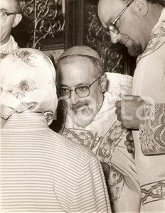 Fotografia d epoca originale 1955 ROMA Chiesa del Gesù  Krikor Bedros XV AGHAGIANIAN parla con anziana Foto 1