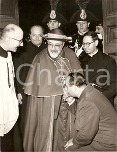 Fotografia d epoca originale 1955 ca ROMA Chiesa del GesÃ¹  Uomo bacia mano a Bedros XV AGHAGIANIAN Foto 1