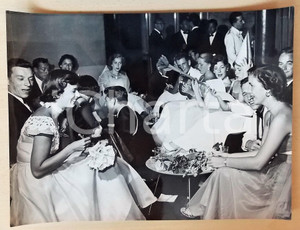 Fotografia d epoca originale 1950 ca ITALIA NAVIGAZIONE Festa floreale in prima classe  Fotografia 40x30 1