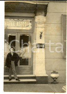 Fotografia d epoca originale Natale 1955 RAPALLO Donna all ingresso dell HOTEL ASTORIA Foto VINTAGE 7x10 cm 1