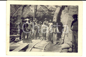Fotografia d epoca originale 1940 ca NORD ITALIA Gruppo di operai davanti a una galleria MINIERA? Foto 9x6 1