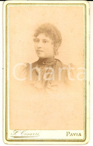 Fotografia d epoca originale 1880 ca PAVIA Ritratto di donna con spilla al collo  Foto F. CISARRI CDV 1