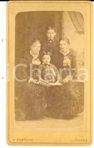 Fotografia d epoca originale 1870 ca LANGRES Ritratto di famiglia con un libro Foto J. FONTAINE CDV 1