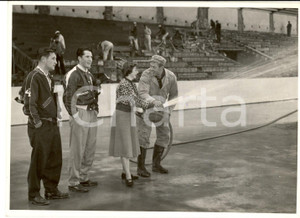 Fotografia d epoca originale 1951 BERLIN  Sportpalast  Erika KRAFFT Spritzen die erste Eisdecke  Photo 1