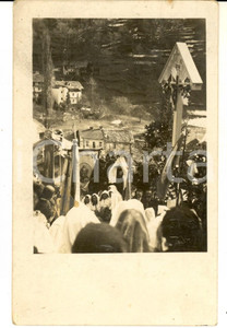 Fotografia d epoca originale 1930 ca NORD ITALIA Processione religiosa in paese di montagna Foto cartolina 1