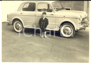 Fotografia d epoca originale 1955 ca ITALIA Ritratto di bambino con auto FIAT 1100/103 Foto VINTAGE 10x7 cm 1