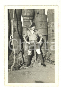 Fotografia d epoca originale 1968 MATA PORTUGAL Ritratto di ufficiale in un magazzino di botti  Foto 8x12 1
