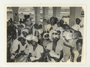Fotografia d epoca originale 1960 ca MOZAMBICO Dispensario  Giovani madri in sala d attesa  Foto 12x9 1