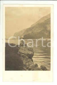 Fotografia d epoca originale 1920 ca ITALIA Ritratto di pescatore solitario in riva al lago Foto VINTAGE 1