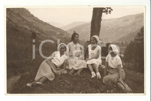 Fotografia d epoca originale 1940 ca ESCURSIONISMO Chiacchiere tra amiche durante una sosta Foto VINTAGE 1