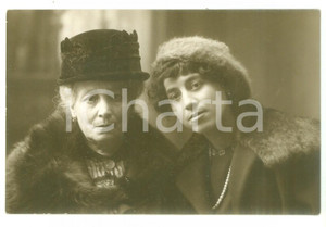Fotografia d epoca originale 1920 ca ALASSIO Ritratto di madre e figlia in pelliccia Foto cartolina PICCIONI 1