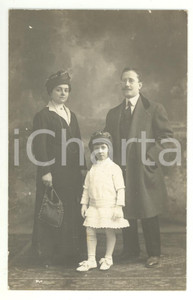 Fotografia d epoca originale 1925 ca ITALIA Ritratto di famiglia con bambina in bianco Foto VINTAGE 1