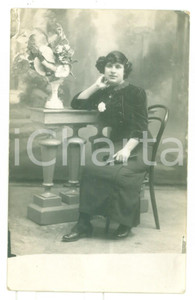 Fotografia d epoca originale 1930 ca REGGIO CALABRIA Ritratto di donna con vaso di fiori Foto SERGI & FIGLI 1