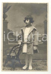 Fotografia d epoca originale 1925 ca COSTUME Ritratto di bambina vestita da adulta Foto cartolina VINTAGE 1